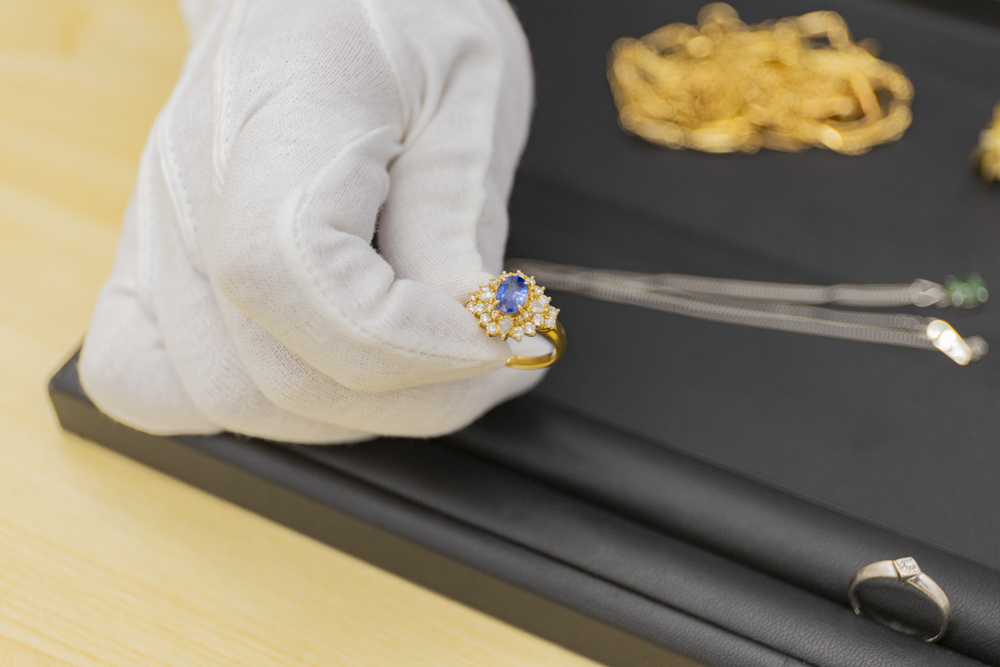 ピカピカの金は強い!柔らかい布で表面を拭くだけで高評価。